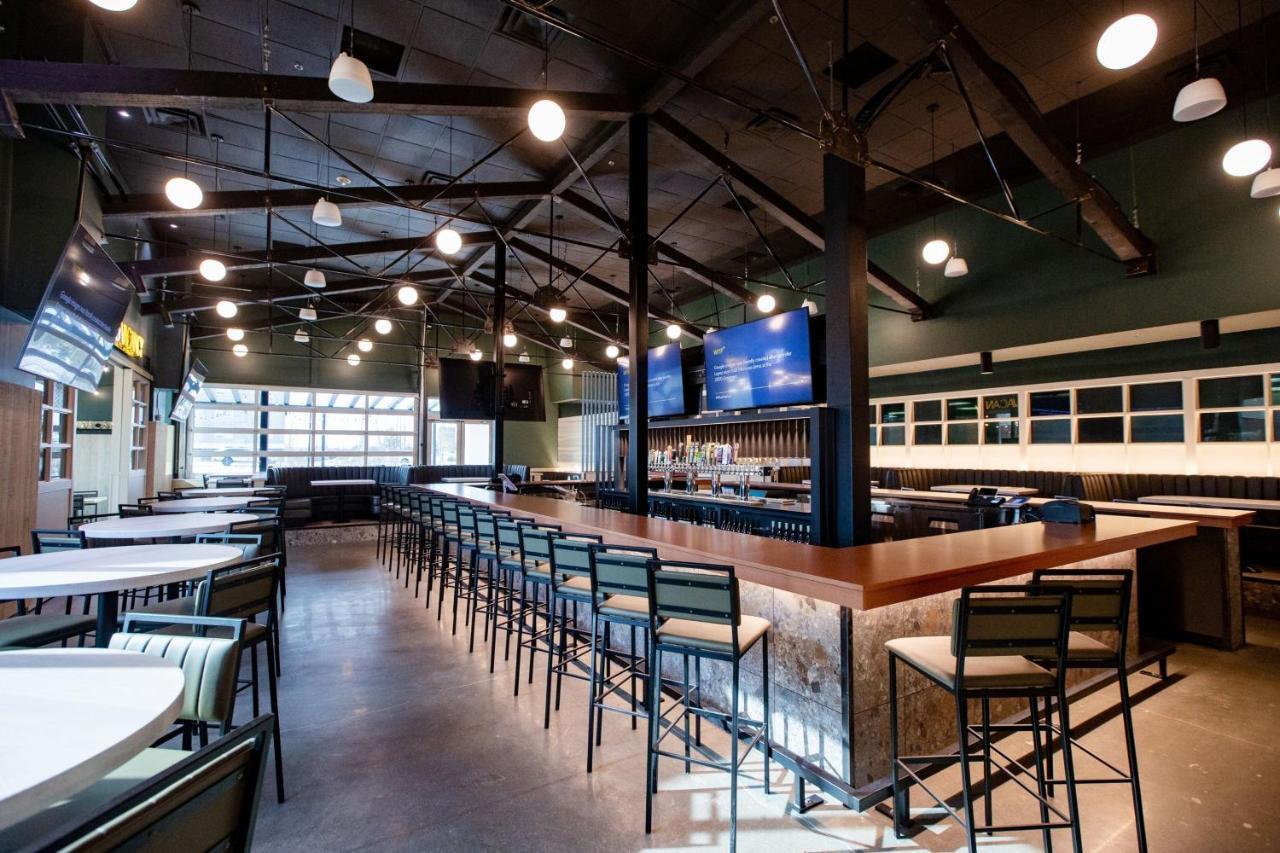 埃德蒙顿机场福朋喜来登酒店 外观 照片