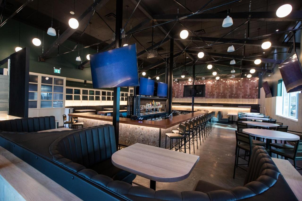埃德蒙顿机场福朋喜来登酒店 外观 照片